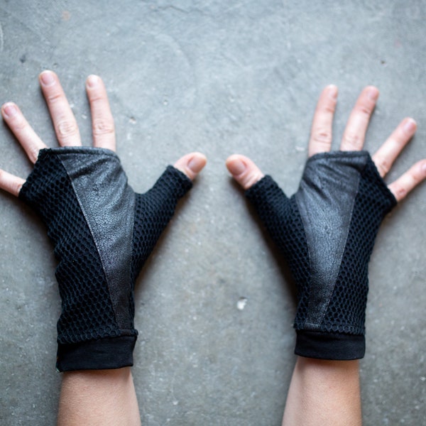 WRIST WARMERS in Net Look - Arm Warmers, Hand Warmers, Fingerless Gloves - with Artificial Leather - unisex - black