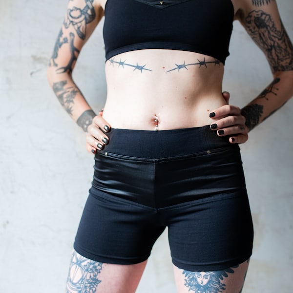 SHORTS mit Nieten - Short Pants, Hot Pants, Yoga Shorts - schwarz