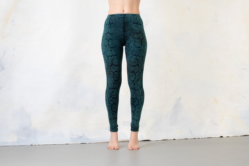 LEGGINGS with abstract snake pattern screen printing unisex blue-green image 4