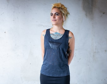 Lockeres Tank Top - leicht transparent, mit Kunstleder-Applikation - dunkelblau, petrol gemustert