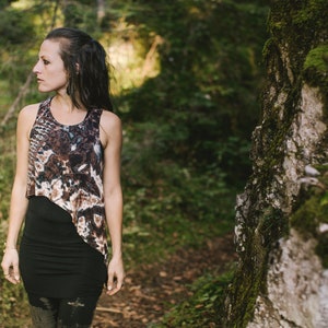 Loose Asymmetric SHORT TOP with an abstract ray-shaped pattern, Racerback Top, Batik Top - beige-brown-jeans blue