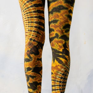 LEGGINGS mit abstraktem Blumenmuster Batik, Schnurbatik, Knüpfbatik, Tie-Dye unisex senf-braun Bild 5