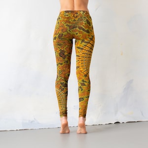 LEGGINGS mit abstraktem Blumenmuster Batik, Schnurbatik, Knüpfbatik, Tie-Dye unisex senf-braun Bild 3