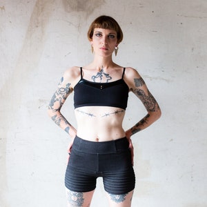 SHORT avec coutures Short Pants, Hot Pants, Yoga Shorts gris foncé image 7