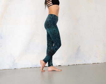 LEGGINGS with an abstract cracked Earth Pattern - unisex - blue-green-beige