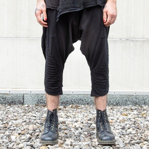 BAGGY PANTS - Overknee Shorts with Deep Crotch and Seam Structure - black
