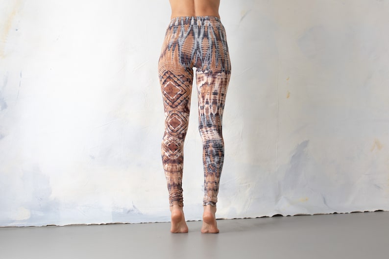 LEGGINGS mit abstrakten Rauten Batik, Schnurbatik, Knüpfbatik, Tie-Dye unisex beigebraun-lichtblau Bild 2