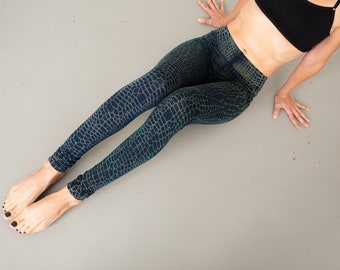 LEGGINGS mit abstraktem Alligator-Muster - unisex - blau-grün