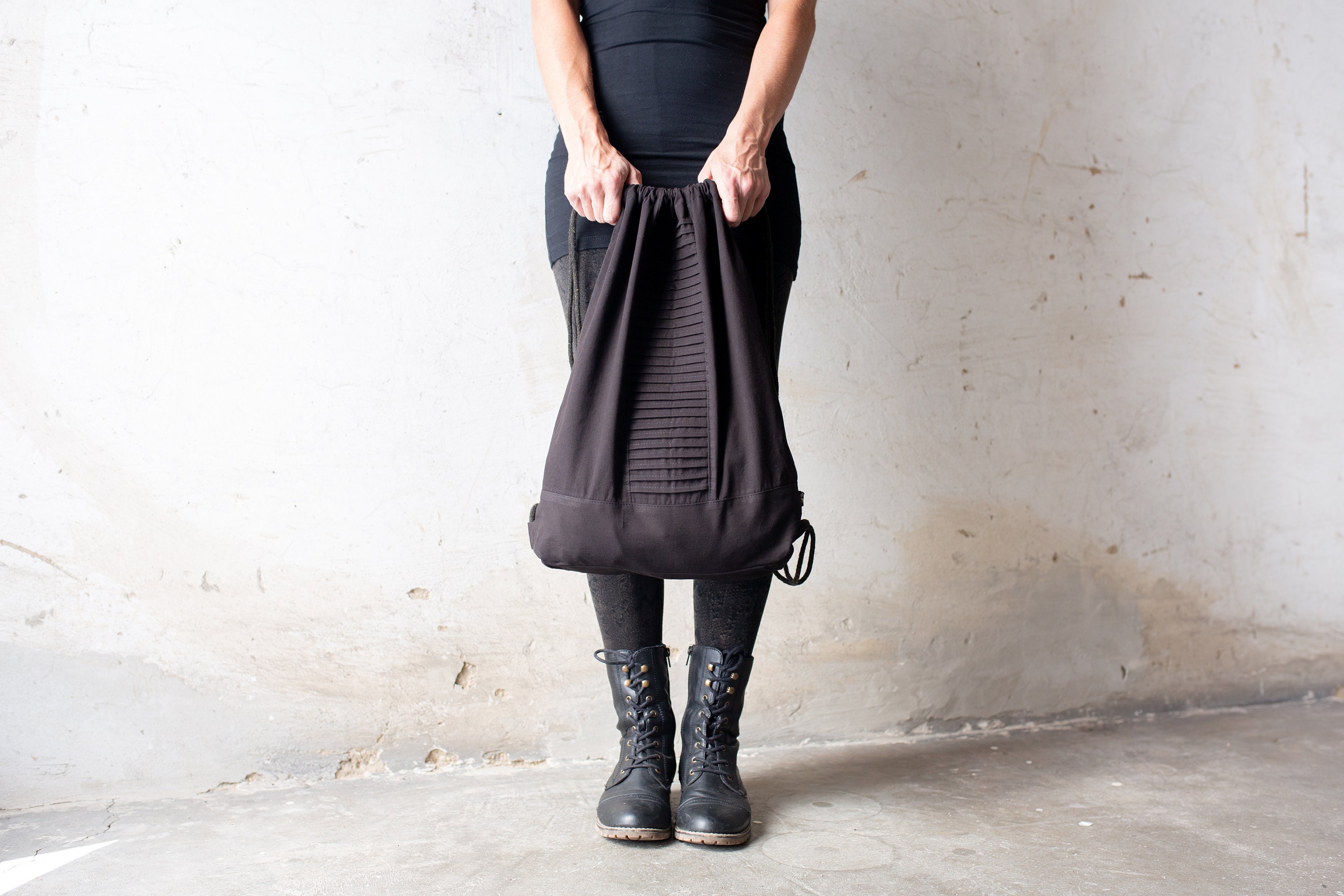 DRAWSTRING BACKPACK - made of cotton - with seams - black