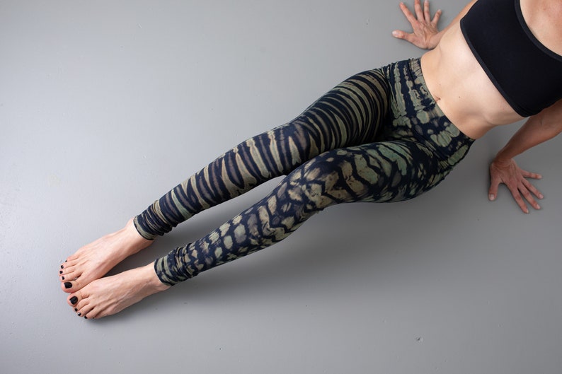 LEGGINGS mit Tiger und Leopardenoptik Akrobatik, Yoga, Acroyoga Batik, Schnurbatik, Knüpfbatik, Tie-Dye unisex dunkelblau-türkis Bild 4