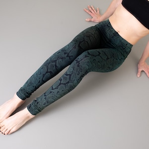 LEGGINGS with abstract snake pattern screen printing unisex blue-green image 1