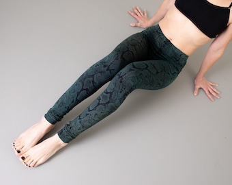 LEGGINGS with abstract snake pattern - screen printing - unisex - blue-green