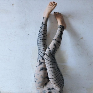 LEGGINGS à motif floral abstrait - batik, batik, batik noué, tie-dye - unisexe - indigo, beige - bleu
