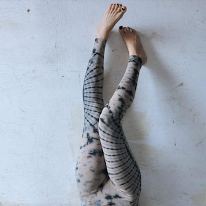 LEGGINGS mit abstraktem Blumenmuster Batik, Schnurbatik, Knüpfbatik, Tie-Dye unisex indigo, beige blau Bild 1