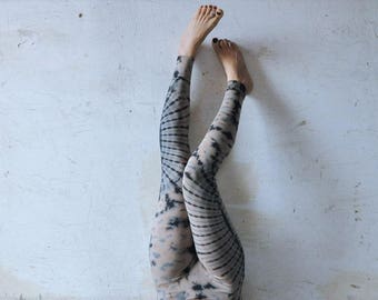 LEGGINGS mit abstraktem Blumenmuster - Batik, Schnurbatik, Knüpfbatik, Tie-Dye - unisex - indigo, beige - blau