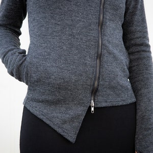 Veste zippée avec zip diagonal, trous pour les pouces et grande capuche gris image 4