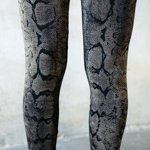 LEGGINGS with abstract snake pattern screen printing unisex black-gray-beige image 4