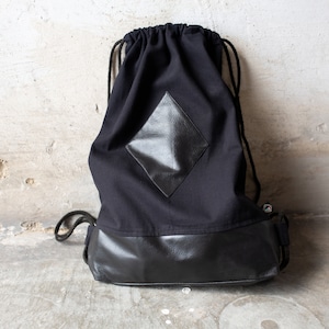 MOCHILA - BOLSA confeccionada em algodão com elementos de couro sintético - preta
