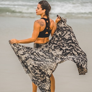 SARONG with WAVY-Pattern - Underwater Optics - Pareo, Scarf, Shawl - Batik, Tie-Dye, Block Print - black-gray-beige