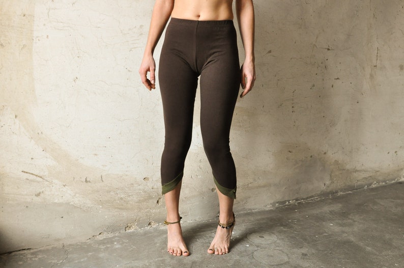 LEGGINGS 3/4 / Capri con coda e perle marrone-verde oliva immagine 3