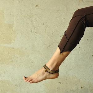 THREE-QUARTER LEGGINGS / Capri with Pointed Hem and Bells - brown