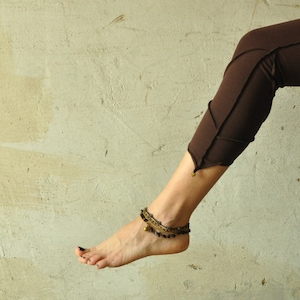 THREE-QUARTER LEGGINGS / Capri with Pointed Hem and Bells brown image 1