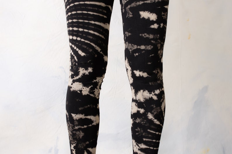 LEGGINGS mit abstraktem Blumenmuster Batik, Schnurbatik, Knüpfbatik, Tie-Dye unisex schwarz-beige-grau Bild 4