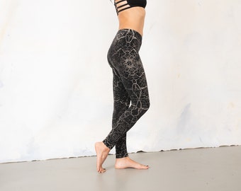 LEGGINGS with an abstract cracked Earth Pattern - unisex - black-gray-beige