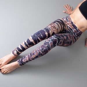 LEGGINGS mit Tiger und Leopardenoptik Akrobatik, Yoga, Acroyoga Batik, Schnurbatik, Knüpfbatik, Tie-Dye unisex braun-blaugrau Bild 7