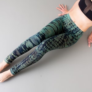 LEGGINGS look tigre et léopard acrobatie, yoga, acroyoga batik, batik à ficelle, batik noué, tie-dye unisexe bleu foncé-turquoise image 7