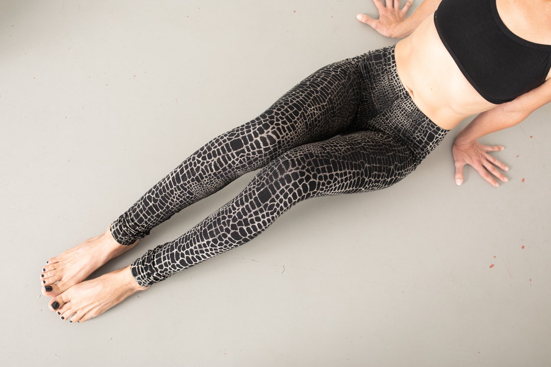 Slit Leggings アパルトモン Side Slits Legging with Contrast Stripes – VESPR ACTIVE