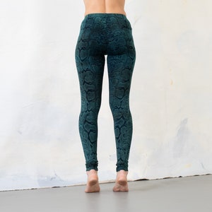 LEGGINGS with abstract snake pattern screen printing unisex blue-green image 5