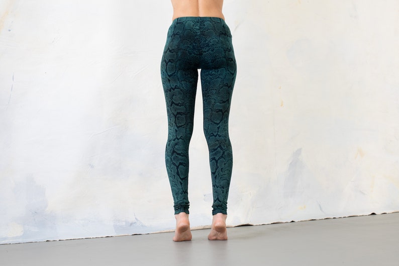 LEGGINGS with abstract snake pattern screen printing unisex blue-green image 5