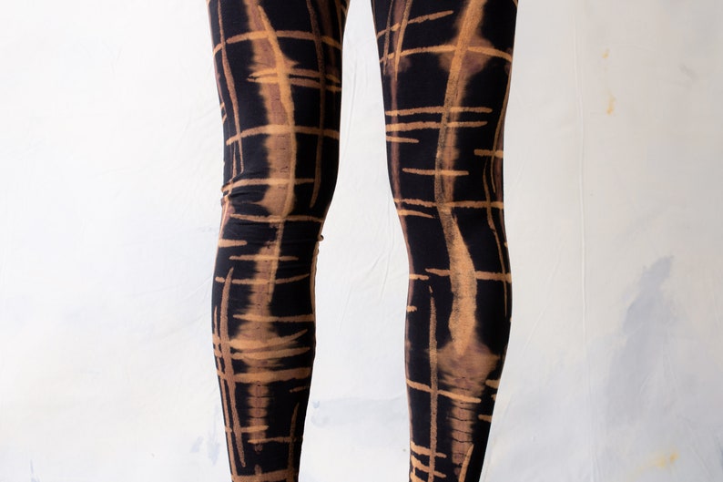 Leggings mit punky Kritzi-Kratzi Muster Siebdruck, Batik, Tie-Dye unisex braun-orange-apricot Bild 5