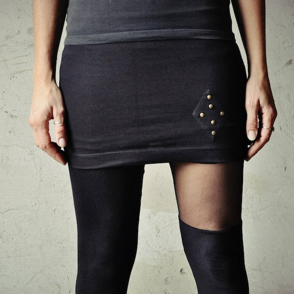 MINI SKIRT - jupe stretch avec triangles et rivets - noir