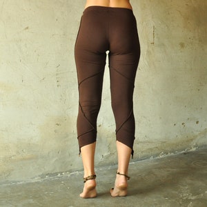 THREE-QUARTER LEGGINGS / Capri with Pointed Hem and Bells brown image 3