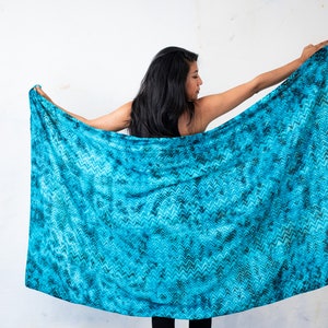 SARONG met abstract GOLFPATROON - onderwaterlook - pareo, omslagdoek, sjaal - batik, blokprint - blauwgroen-bruin