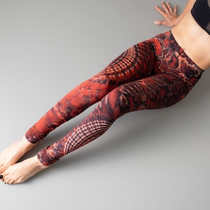 LEGGINGS mit abstraktem Blumenmuster Batik, Schnurbatik, Knüpfbatik, Tie-Dye unisex flashy red, hochrot Bild 1