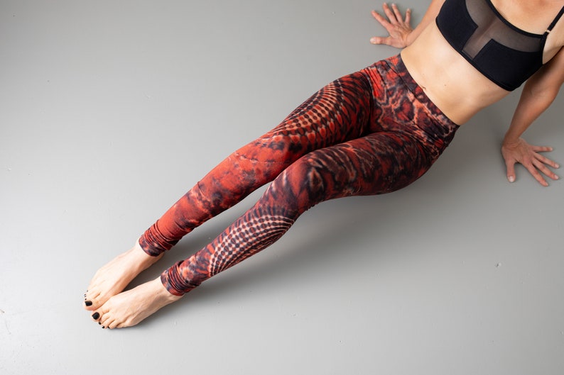 LEGGINGS mit abstraktem Blumenmuster Batik, Schnurbatik, Knüpfbatik, Tie-Dye unisex flashy red, hochrot Bild 1