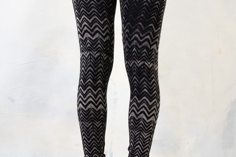 LEGGINGS with an abstract WAVE PATTERN Underwater Look black-gray-beige zdjęcie 4