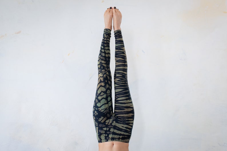 LEGGINGS mit Tiger und Leopardenoptik Akrobatik, Yoga, Acroyoga Batik, Schnurbatik, Knüpfbatik, Tie-Dye unisex dunkelblau-türkis Bild 1