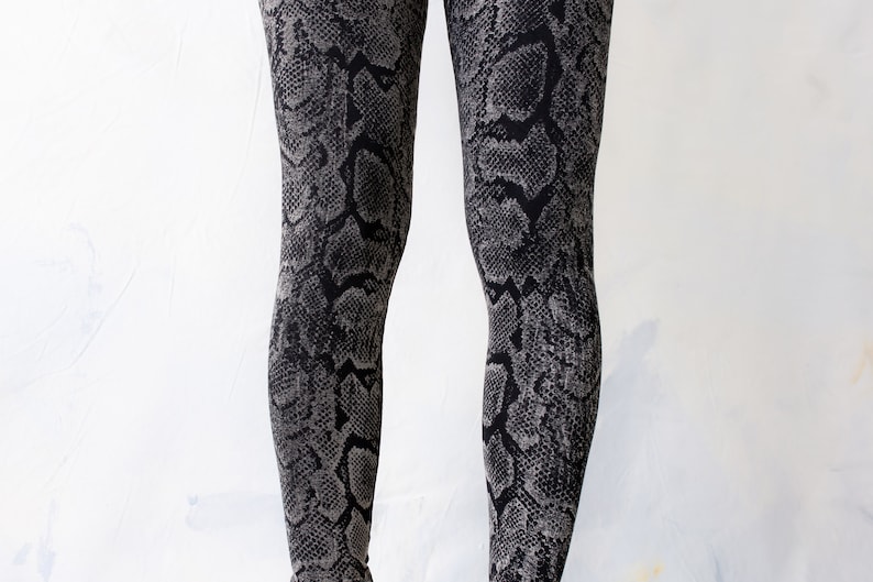 LEGGINGS with abstract snake pattern screen printing unisex black-gray-beige image 6
