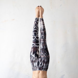 LEGGINGS mit abstrakten Rauten Batik, Schnurbatik, Knüpfbatik, Tie-Dye unisex schwarz-weiß-braun Bild 1