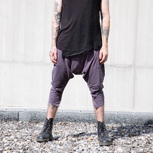 BAGGY PANTS - Overknee Shorts with Deep Crotch and Seam Structure - lavender-gray