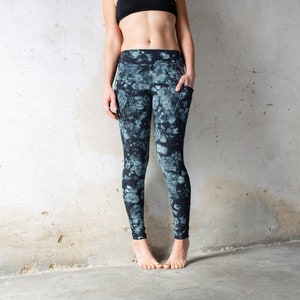 YOGA LEGGINGS - Leggings with Pocket - Batik, Tie-Dye - dark blue-blue