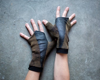 WRIST WARMERS in Net Look - Arm Warmers, Hand Warmers, Fingerless Gloves - with Artificial Leather - unisex - black-beige