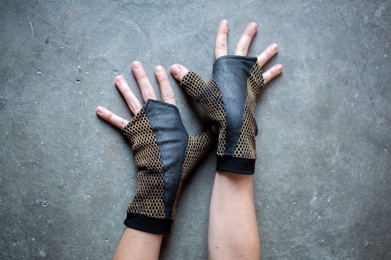 Net online fingerless gloves