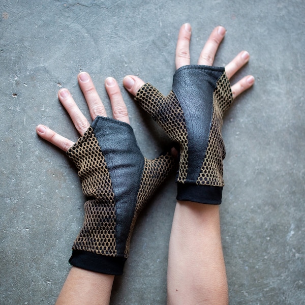 WRIST WARMERS in Net Look - Arm Warmers, Hand Warmers, Fingerless Gloves - with Artificial Leather - unisex - black-beige