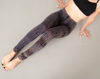 LEGGINGS with an abstract Alligator Pattern - unisex - rusty brown-apricot