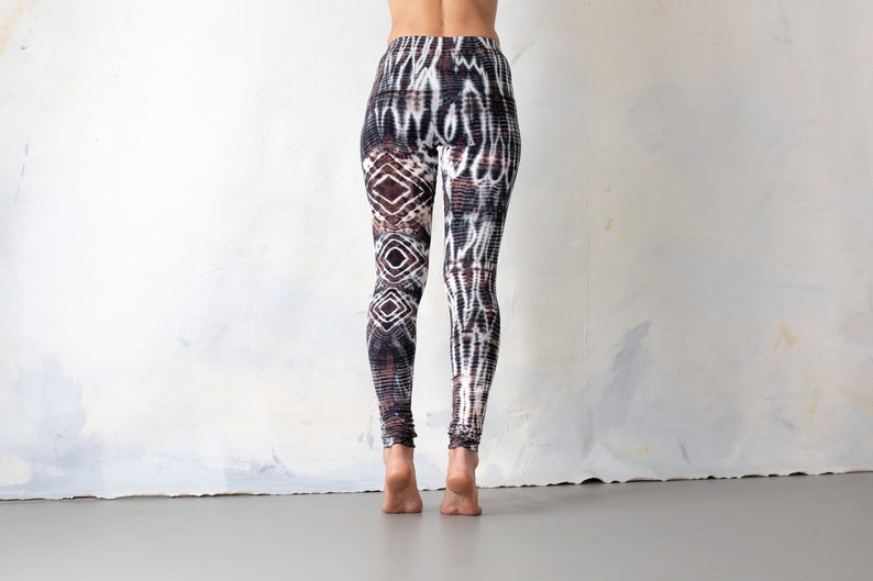 LEGGINGS mit abstrakten Rauten Batik, Schnurbatik, Knüpfbatik, Tie-Dye unisex schwarz-weiß-braun Bild 2